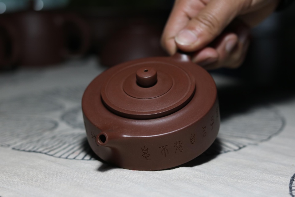 什么是紫砂壶的茶垢与吐黑，两者之间有什么区别呢？
