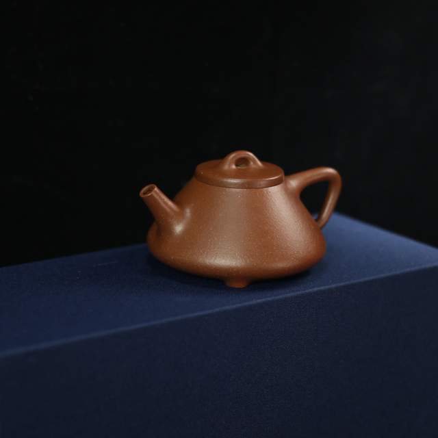 市场上的黑色紫砂壶,是不是稀有黑料制成的?