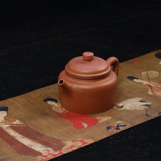 紫砂壶适宜泡龙井茶等绿茶