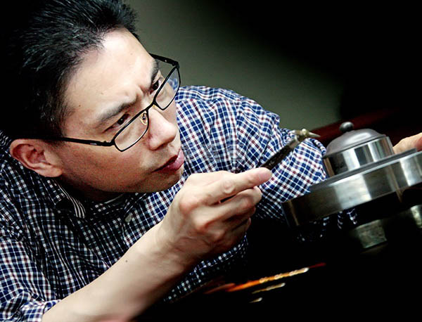 江苏紫砂大师李群:工艺传承与创新的杰出代表